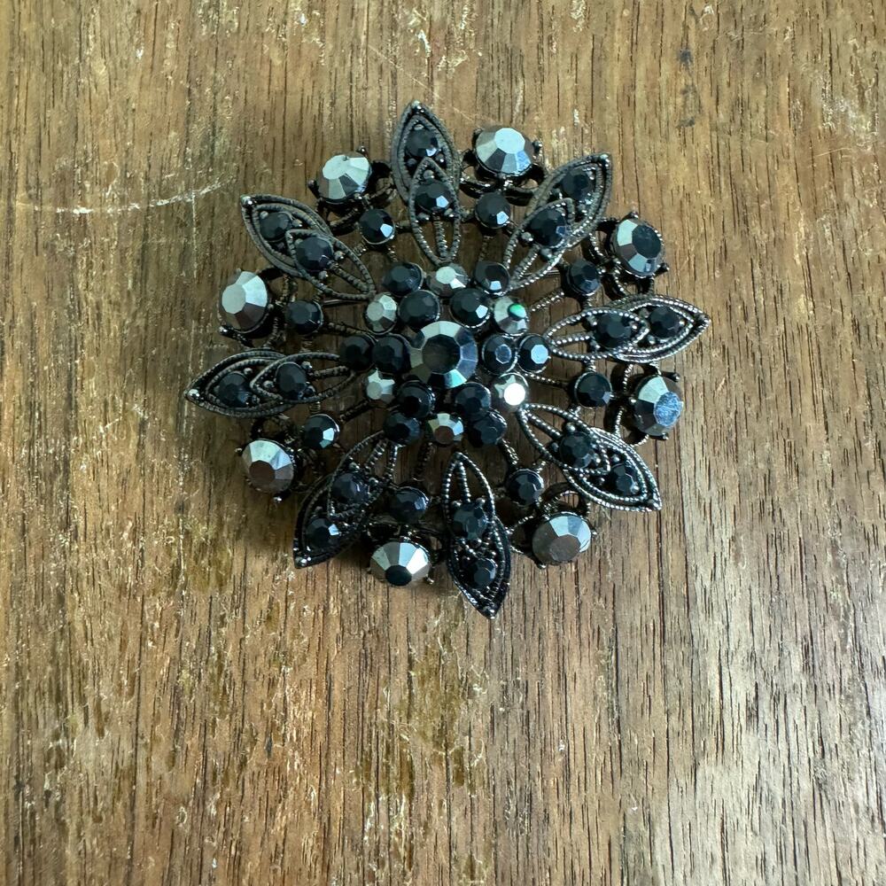 Liz Claiborne Black Silver Rhinestone Round‎ Cluster Brooch Pin
